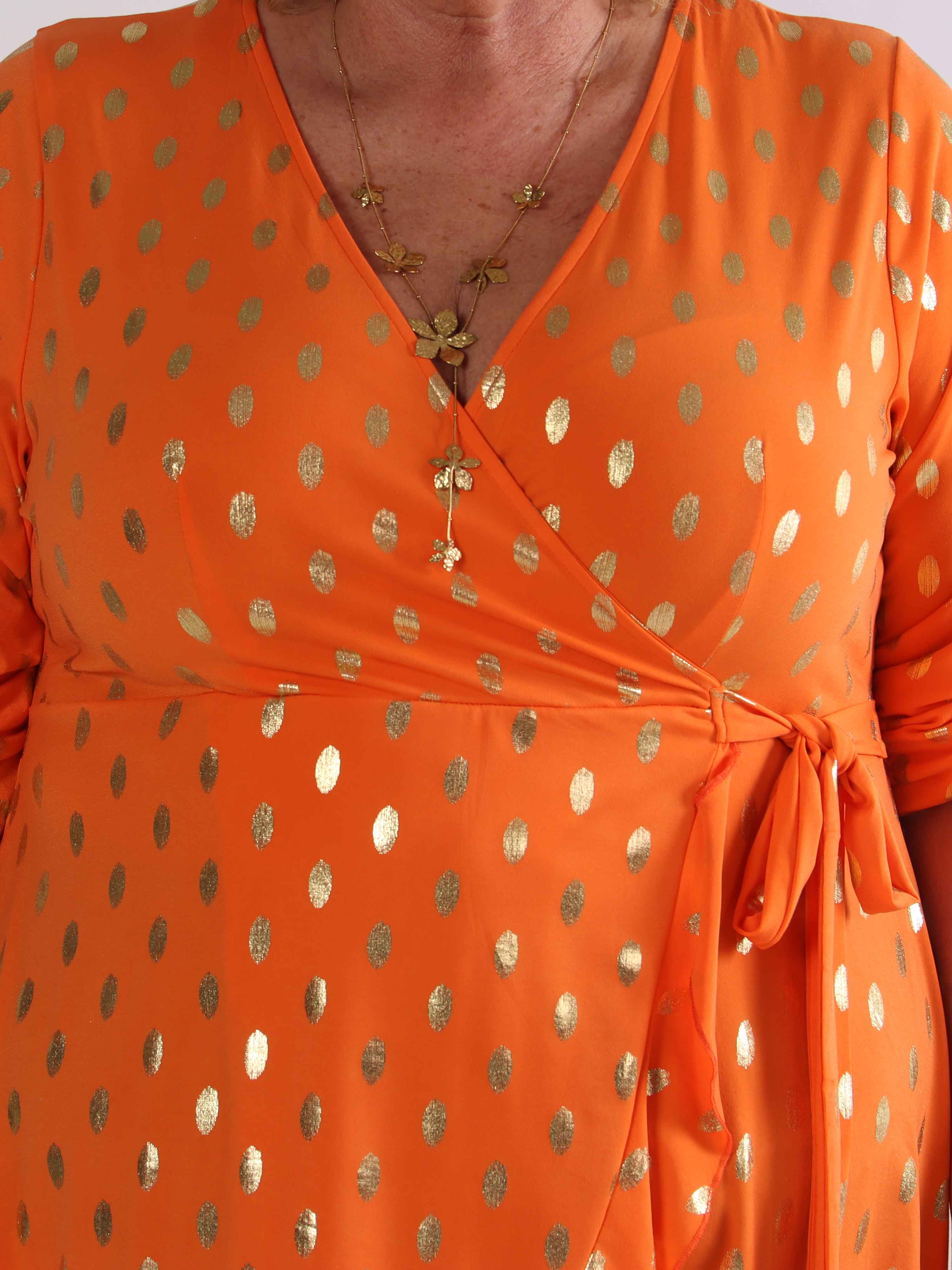 Savina Gold - Elastisk plus size kjole i slå-om-look med guld dutter